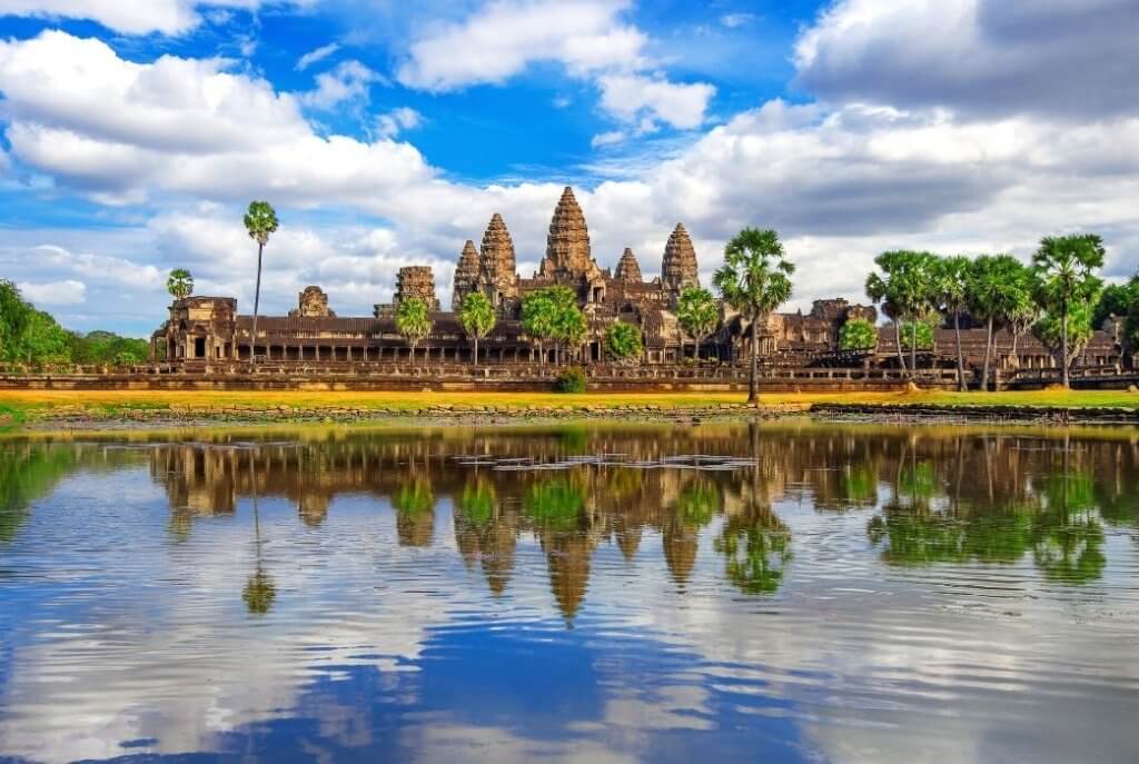 Kamboçya'da bulunan büyüleyici Angkor Wat tapınağı. Göl üzerindeki yansımasıyla birlikte, bu antik tapınak etkileyici bir manzaraya sahip.