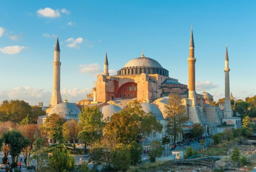 İstanbul'un ikonik yapılarından biri olan Ayasofya Müzesi ve Camii. Büyüleyici mimarisiyle göz kamaştırıyor. Tarihi yarımadada yer alan bu eşsiz yapı, her mevsim ziyaretçilerini kendine hayran bırakıyor.