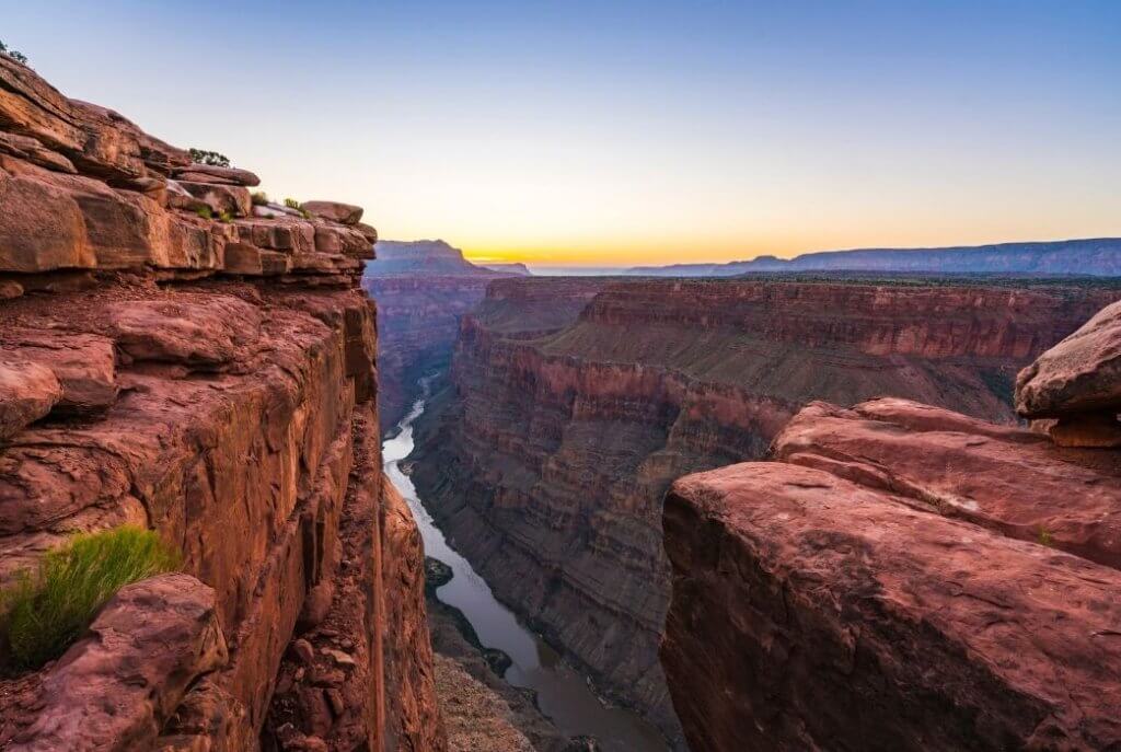 Amerika Birleşik Devletleri'nde bulunan büyüleyici Büyük Kanyon manzarası. Kızıl kayalıkları ve derin vadisiyle doğa harikası bu yer, ziyaretçilerine unutulmaz anlar sunuyor.