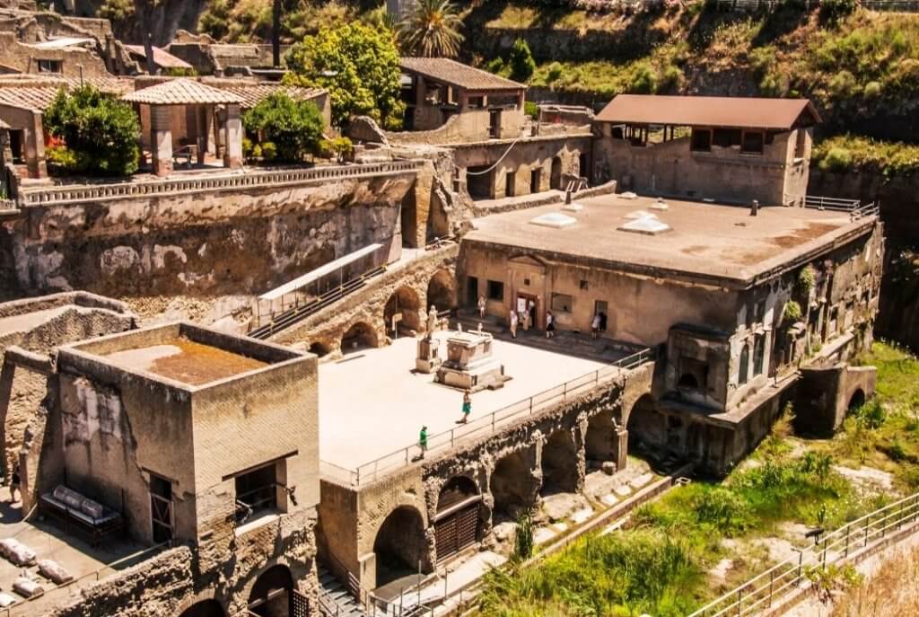 İtalya'da Vezüv Yanardağı'nın patlamasıyla yok olan antik Herculaneum şehri. Günümüzde, bu tarihi kalıntılar ziyaretçilere etkileyici bir geçmişin izlerini sunuyor.