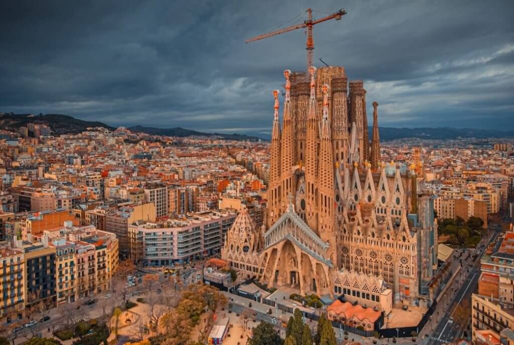 Barselona'nın ikonik yapısı La Sagrada Familia. Antoni Gaudí'nin başyapıtı olan bu etkileyici bazilika, şehrin silüetinde görkemli bir şekilde yükseliyor.