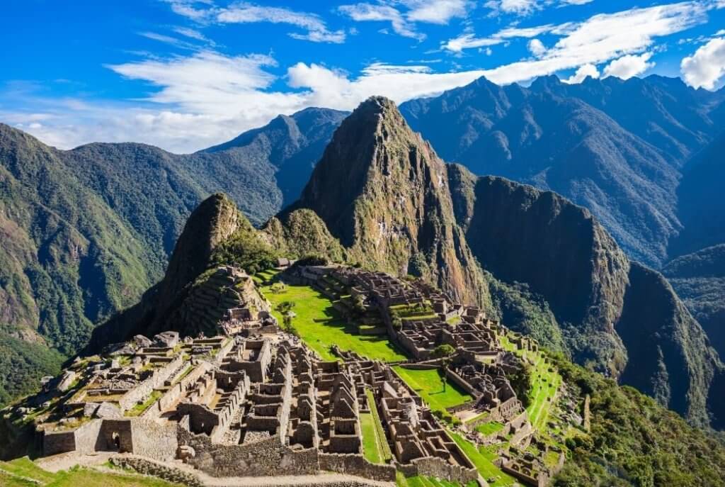 Machu Picchu, Peru'nun mistik dağları arasında yer alan antik İnka şehri. Doğal güzellikleri ve tarihi yapılarıyla büyüleyici bir manzara sunuyor.