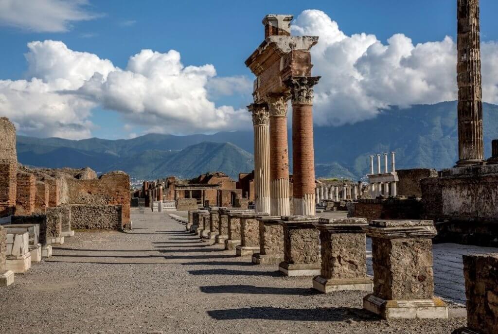 İtalya'da yer alan antik Pompeii şehrinin kalıntıları. Vezüv Yanardağı'nın patlamasıyla yok olan bu tarihi şehir, ziyaretçilerine etkileyici bir geçmişin izlerini sunuyor.