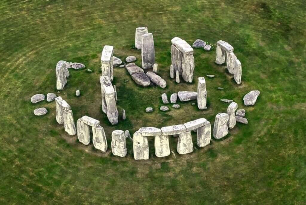 İngiltere'nin Salisbury Düzlüğü'nde bulunan antik Stonehenge anıtı. Gizemli taş halkası, tarih öncesi dönemlerden günümüze ulaşan etkileyici bir yapı olarak dikkat çekiyor.